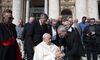 El rector del Seminario de Cceres obsequia al Papa con una pulsera simblica 