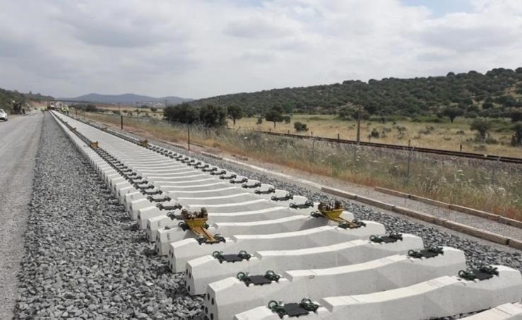 ADIF Alta Velocidad finaliza instalacin de desvos del tramo ferroviario MridaBadajoz