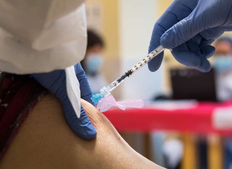 Extremadura vacunar a unos 8000 grandes dependientes y a los cuidadores profesionales