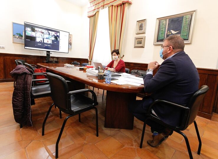 Ayuntamiento Mrida compra 115 tables para un programa de prstamos a centros educativos