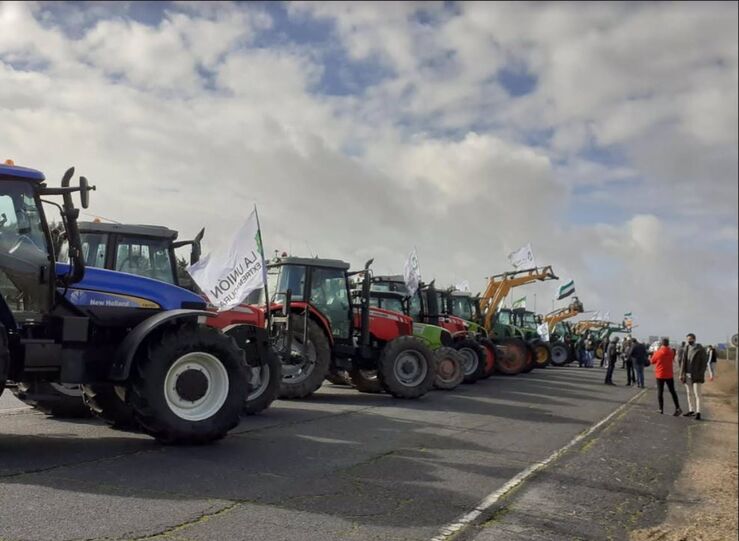Varias decenas de tractores reclaman en Miajadas precios justos por el tomate