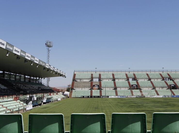 La Junta de Gobierno Local de Mrida adjudica mantenimiento del csped del Estadio Romano