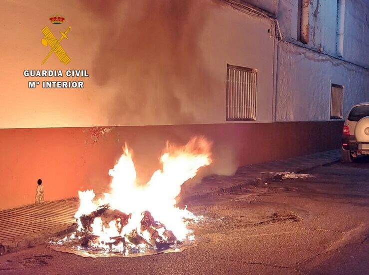 Instruyen diligencias penales por quemar 15 contenedores a un vecino de Santa Amalia 