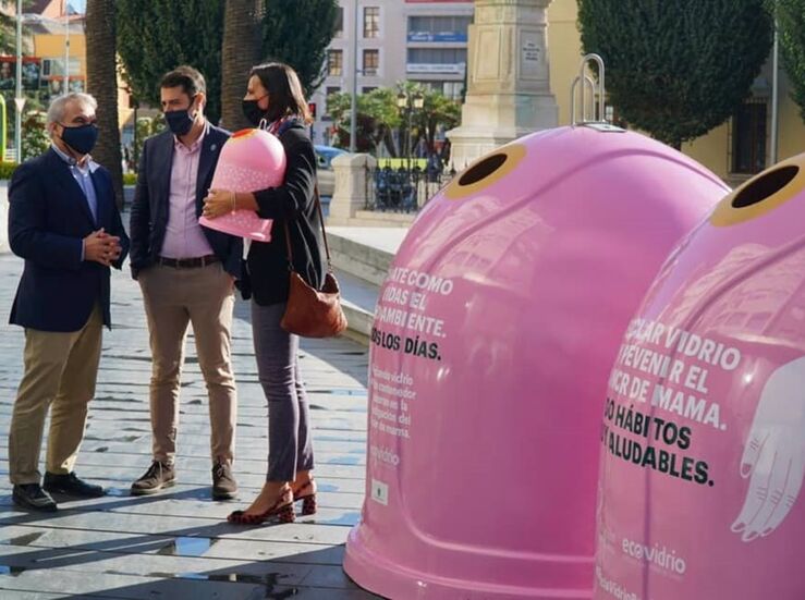 Badajoz luce contenedores de vidrio de color rosa en campaa Recicla vidrio por ellas
