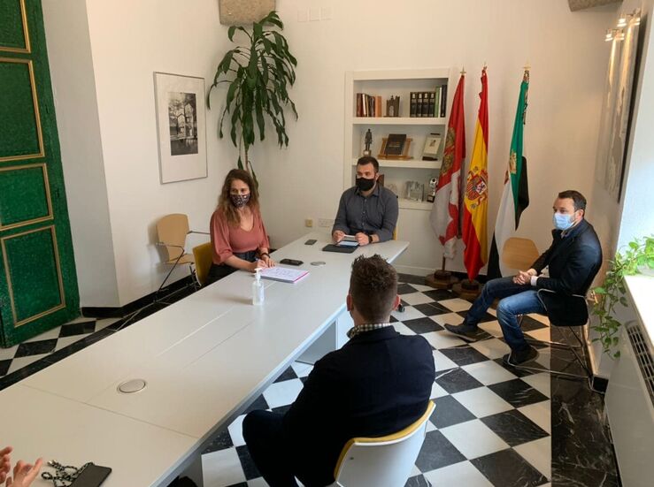 Salaya se rene con la Asociacin de Jvenes Emprendedores y Empresarios de Extremadura 