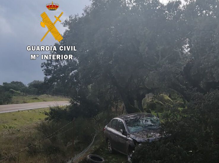 Guardia Civil auxilia a conductor desorientado tras accidente en Salvatierra de Santiago