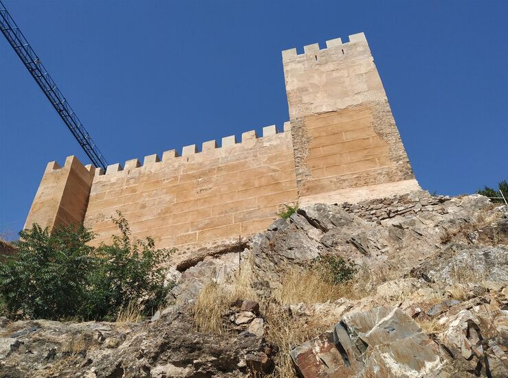 La primera fase de restauracin de la muralla de Cceres concluye en marzo