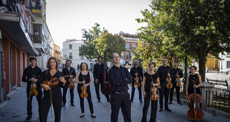 Pedro Gand A Dirigir A La Orquesta Barroca De Badajoz En Un Concierto