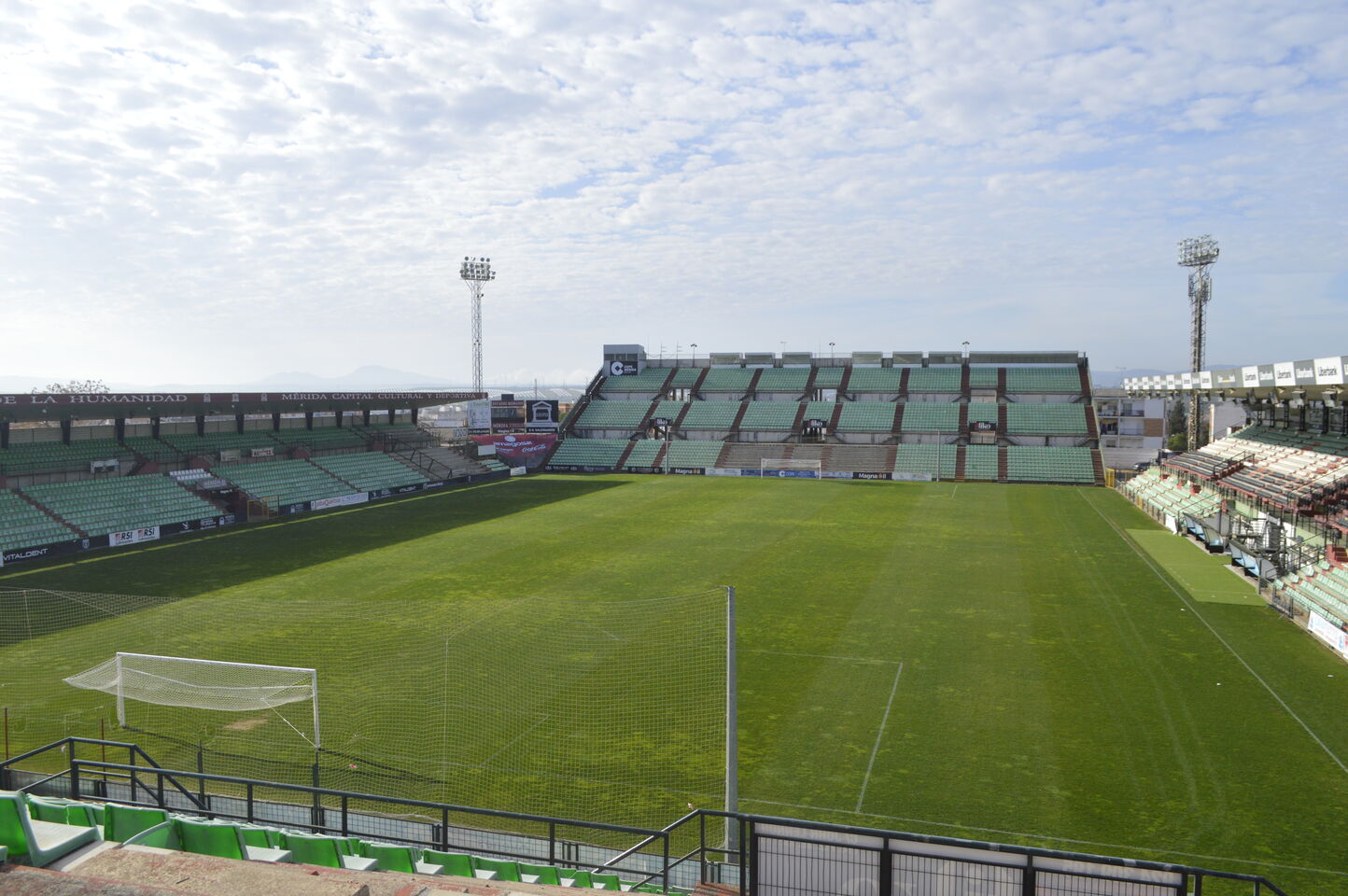 El campo de fútbol de Mérida vuelve a llamarse Estadio Romano José Fouto