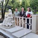 Acometida la restauracin de la estatua de Carolina Coronado de Castelar en Badajoz 