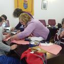 Voluntarias de AECC en La Albuera tejen corazones para pacientes operadas de cncer mama