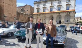 El Jaguars Clube Portugal exhibe 15 vehculos histricos en la Plaza Mayor de Cceres