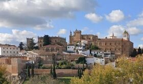 Cceres ilumina su muralla por 38 aniversario como Patrimonio de la Humanidad