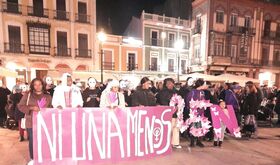 Por toda Extremadura cientos de personas recuerdan a las mujeres asesinadas 