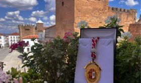 Cceres entrega Medalla de Oro de la ciudad a Cofrada de la Montaa y la Polica Nacional