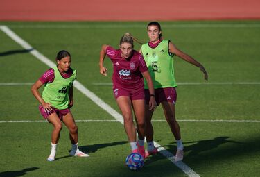 Selección femenina de fútbol inicia su concentración para el partido en Almendralejo 