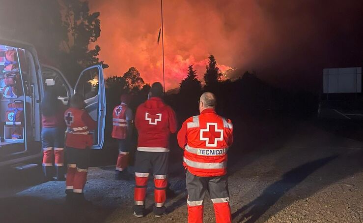 Efectivos de Cruz Roja apoyan poblacin y servicios extincin incendio Hurdes y Gata