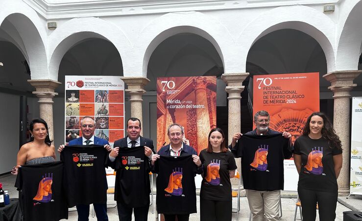 Caja Rural de Extremadura y Regiondigitalcom patrocinan uniformidad del Festival Mrida