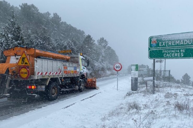 Operativo Junta retira nieve en 156 kilmetros de carreteras y arroja 100 toneladas de sal