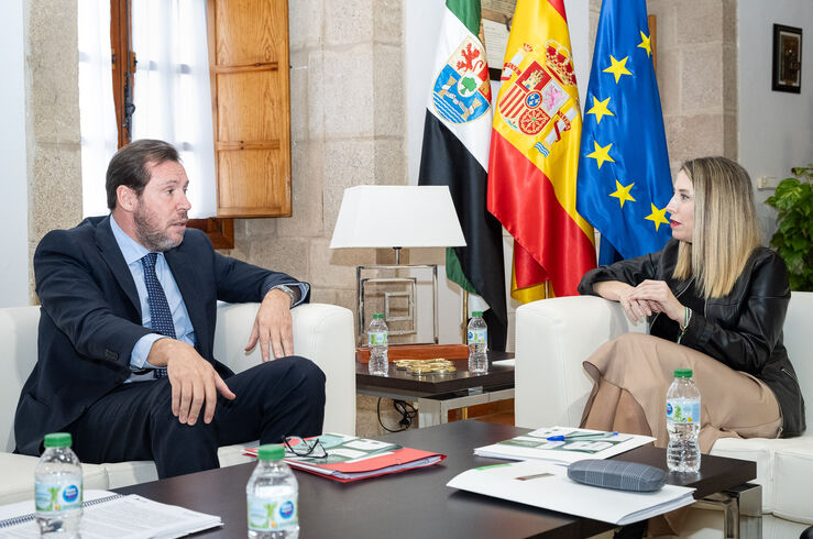 Guardiola plantea al ministro scar Puente todas las necesidades de Extremadura