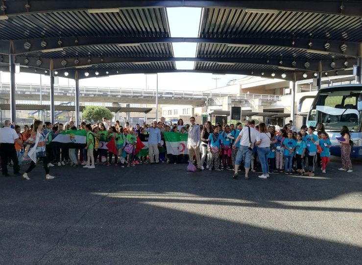 Los nios saharauis que pasan verano en acogida en Extremadura regresan a sus hogares