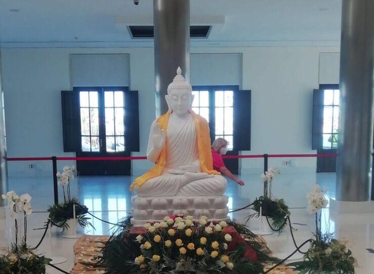 Palacio de la Isla albergar estatua de Buda rplica de la prevista en templo budista