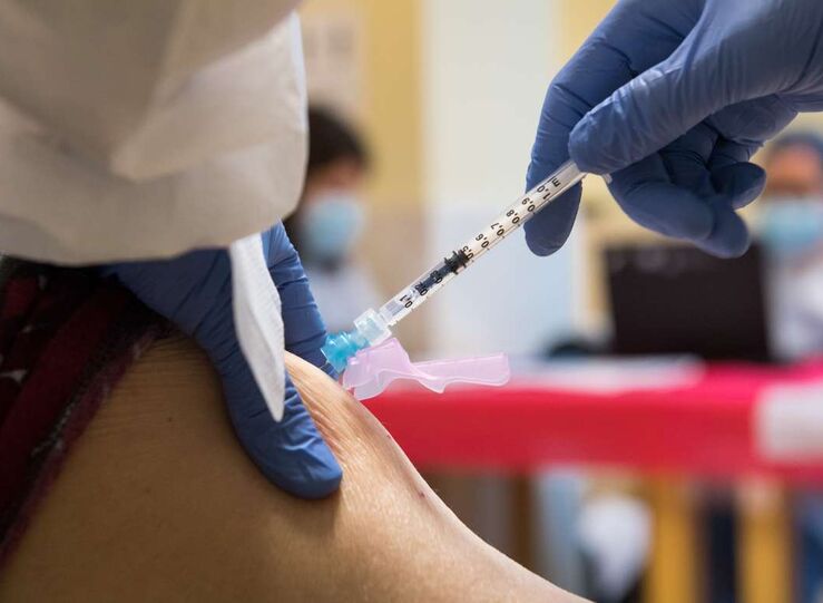 Extremadura ha administrado 90 dosis de vacunas Pfizer Moderna y AstraZeneca recibidas
