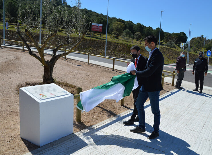 Gallardo visita nueva rotonda que mejora seguridad y acceso a Valverde de Legans