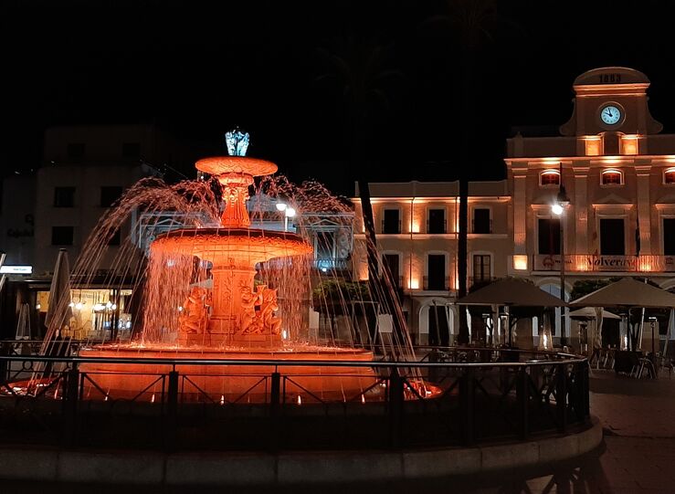 Ayuntamiento y Plaza Espaa de Mrida se iluminan por el Da de la Fibrosis Qustica