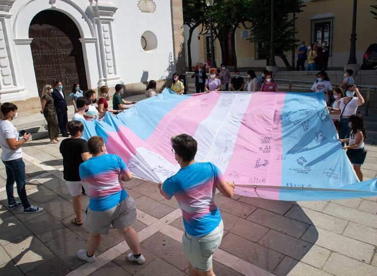 La Asamblea recibe bandera Trans que recorre Espaa en favor de derechos de este colectivo