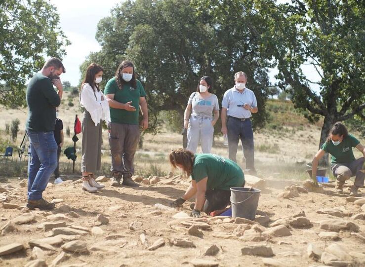 La consejera de Cultura visita el yacimiento arqueolgico de Pradocastao en HernnPrez