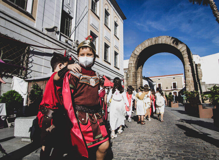 Escolares vestidos de romanos arrancan con la Nominatio los actos de Emerita Lvdica