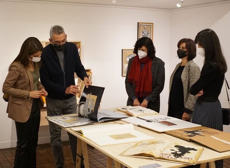 Flores visita la exposicin del artista Luis Costillo en el Instituto Cervantes de Lisboa