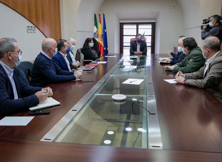 Fernndez Vara recibe a representantes del sector del tabaco de Extremadura 