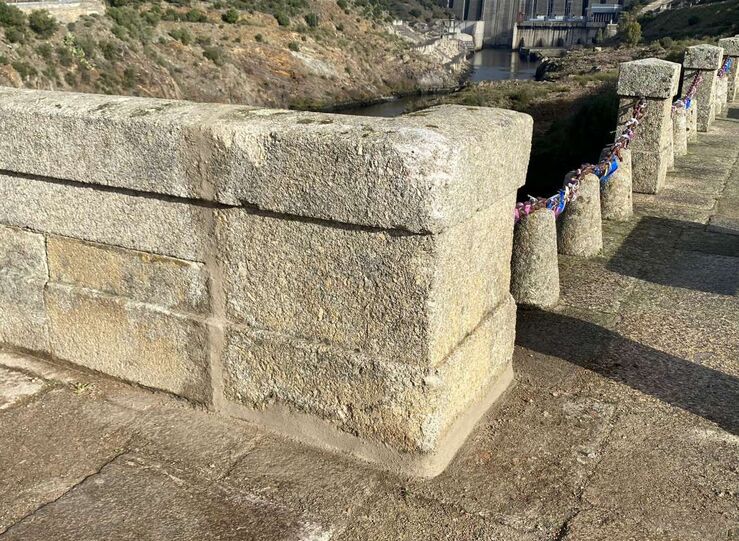 Reparados daos por impacto de vehculos pesados en acceso al puente romano de Alcntara