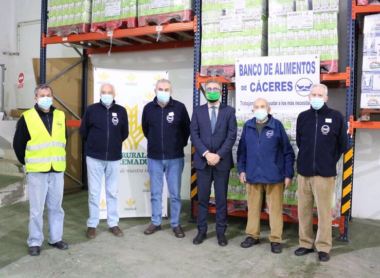Caja Rural de Extremadura dona 8000 litros de leche al Banco de Alimentos de Cceres