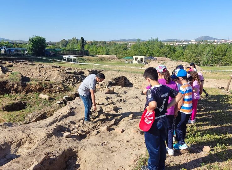 Ms de 400 alumnos Primaria de Mrida visitarn yacimiento arqueolgico de Huerta de Otero