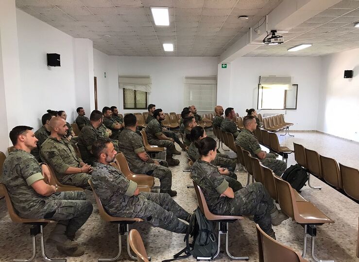 Bomberos del CPEI instruyen a militares de la Base Militar General Menacho de Badajoz