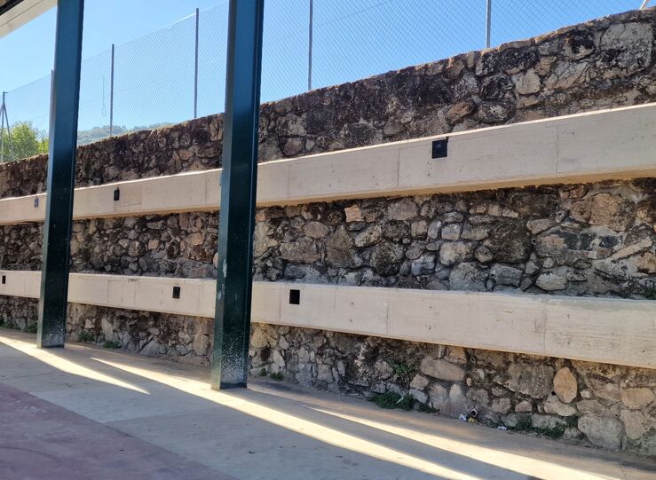 La Diputacin de Cceres restaura el muro de la pista deportiva de Casas del Castaar 