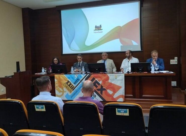 UEx aborda las claves del emprendimiento colaborativo en un curso en Badajoz
