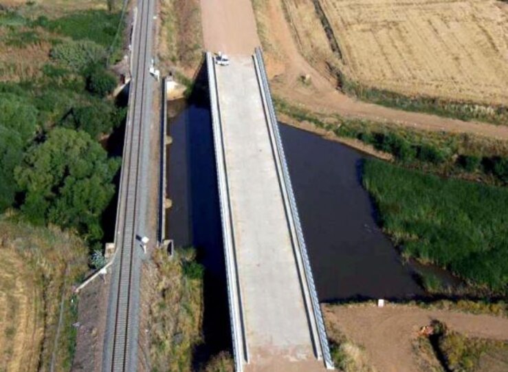 Adif inicia obras de renovacin del puente ferroviario sobre ro Alcazaba en Pueblonuevo