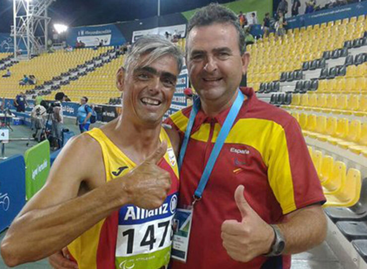 El atleta paralmpico Jos Mara Pmpano y su entrenador Premio Extremadura Deporte 2021