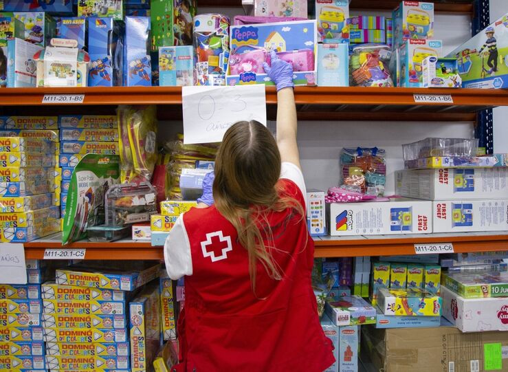 Cruz  Roja Juventud en Extremadura inicia campaa recogida juguetes para 1800 nios