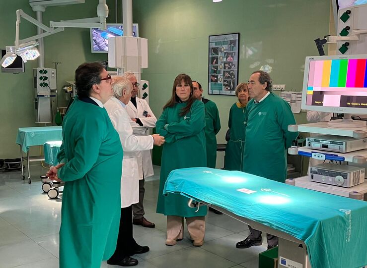 Vergeles anuncia ciruga robtica innovadora para el Hospital Universitario de Cceres