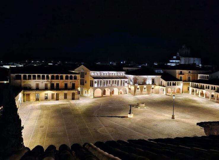 La Plaza Mayor de Garrovillas estrena iluminacin integral que realza su valor 