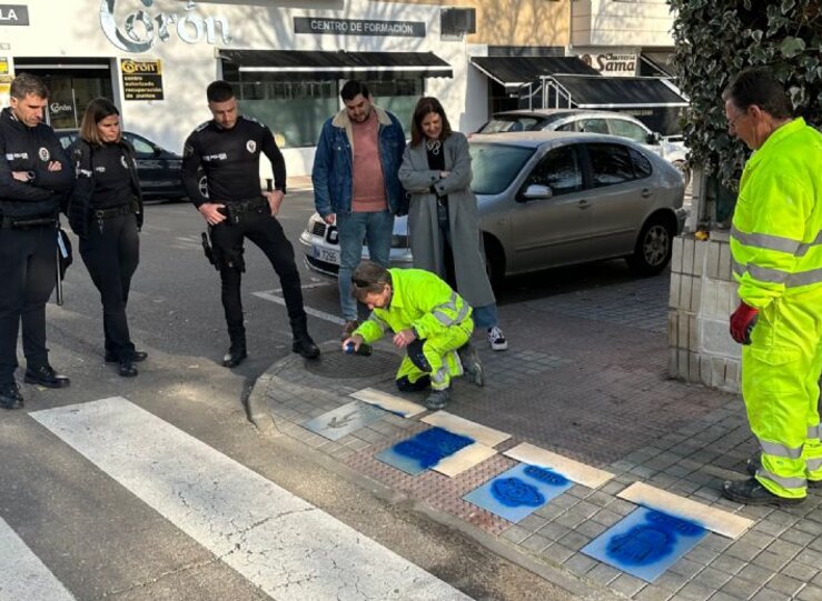 Coria sealiza con pictogramas pasos peatonales para mejorar seguridad de personas con TEA