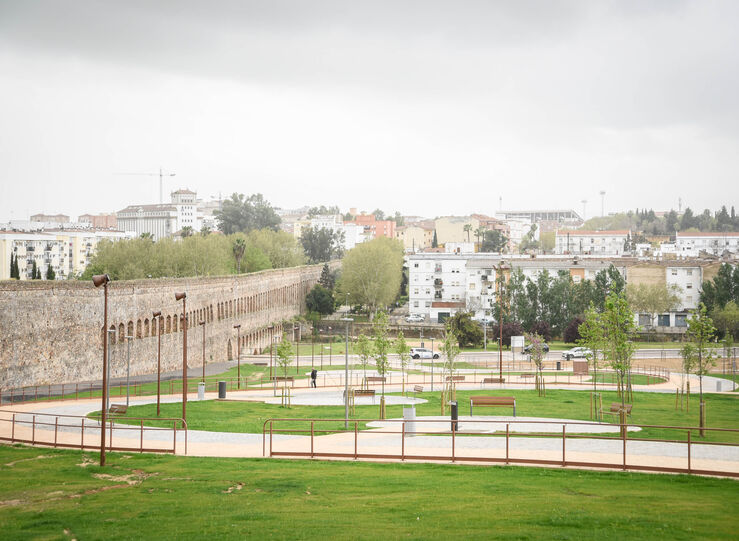 El alcalde de Mrida inaugura los jardines y paseos junto al acueducto de San Lzaro