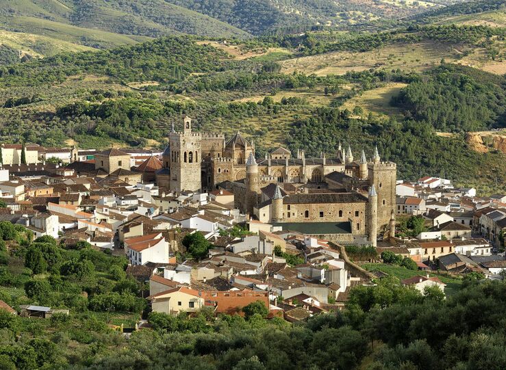 Diputacin de Cceres y de Badajoz premiados por su trabajo en pro de Caminos a Guadalupe