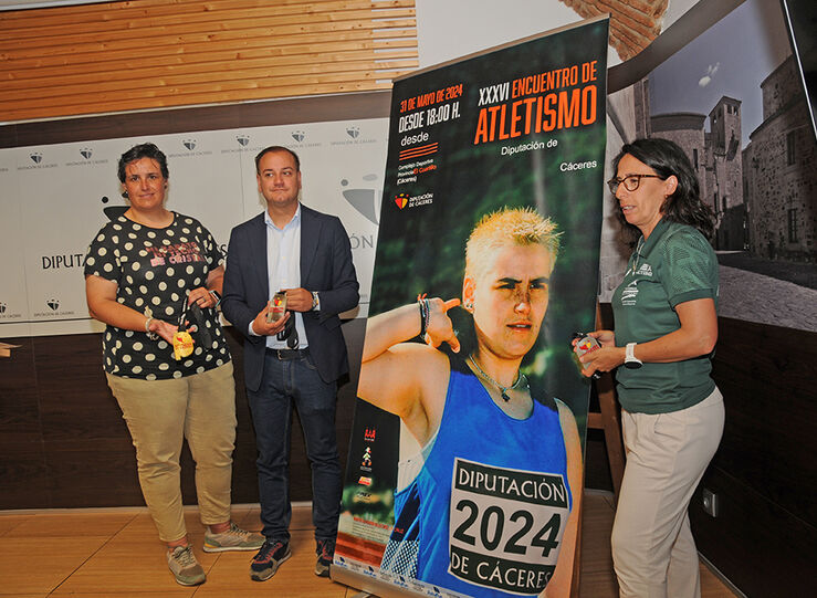 Unos 250 atletas participan en XXXVI Encuentro de Atletismo en El Cuartillo en Cceres