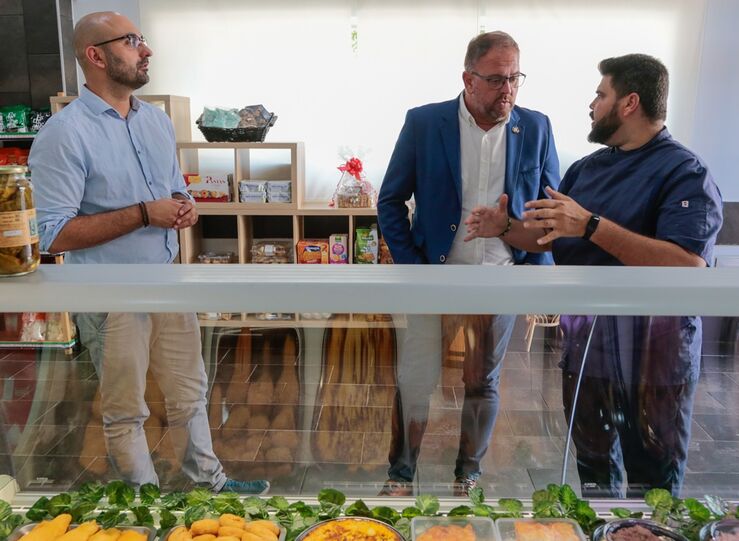 El alcalde de Mrida visita el negocio La DExpensa con mens diarios y productos gourmet